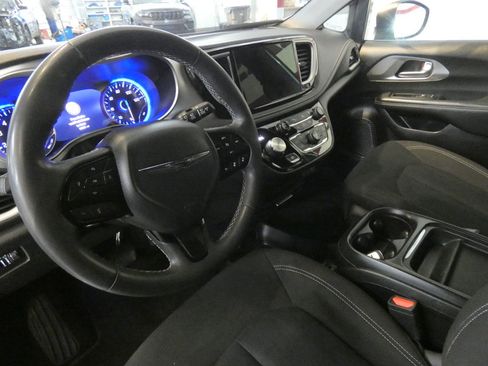 Used 2023 Chrysler Pacifica Touring FWD image 8