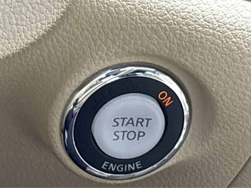 Used 2010 INFINITI M35 w/ Technology Pkg image 7