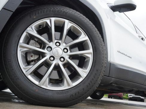 Used 2019 Jeep Cherokee Latitude Plus FWD image 11