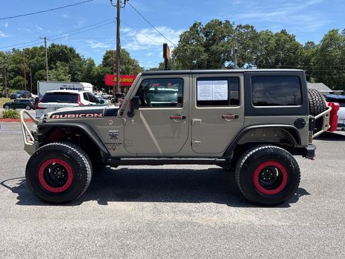 Used 2017 Jeep Wrangler Unlimited Rubicon AWD/4WD image 3
