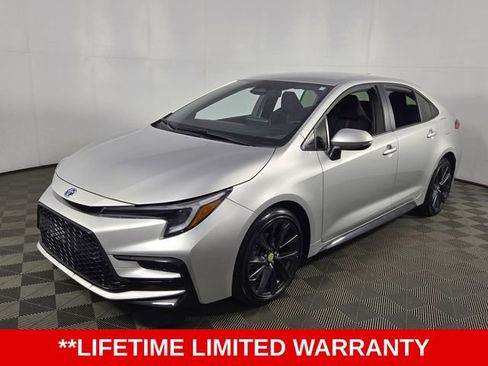 Used 2025 Toyota Corolla SE FWD image 3