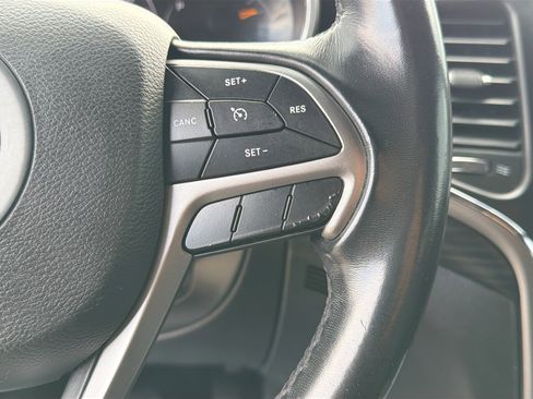 Used 2020 Jeep Grand Cherokee Laredo image 32