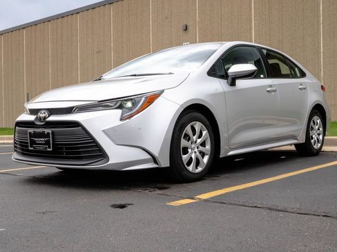 Used 2024 Toyota Corolla LE FWD image 2