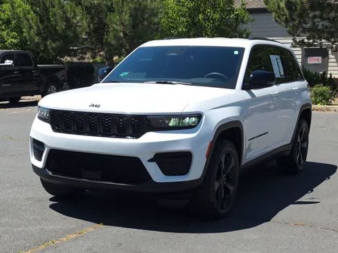 Used 2023 Jeep Grand Cherokee Altitude AWD/4WD image 4