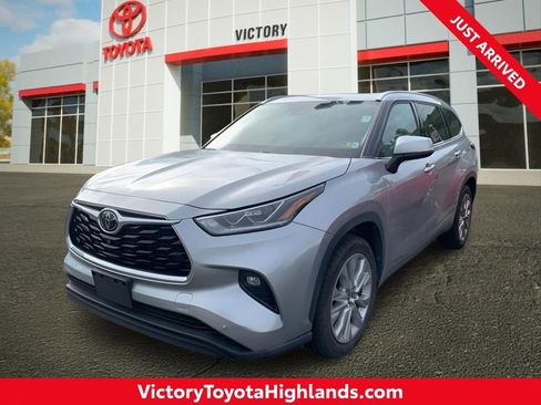 Used 2021 Toyota Highlander Limited FWD image 1