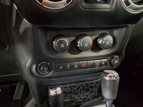 Used 2016 Jeep Wrangler Unlimited Sahara AWD/4WD image 11