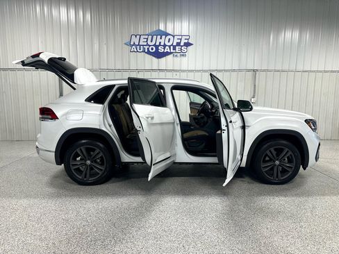 Used 2021 Volkswagen Atlas Cross Sport SE w/ Panoramic Sunroof Package image 2