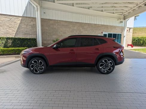 Used 2024 Chevrolet Trax RS w/ Sunroof Package FWD image 9