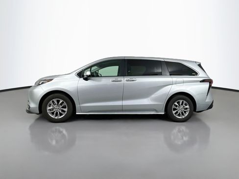 Certified 2025 Toyota Sienna LE FWD image 4