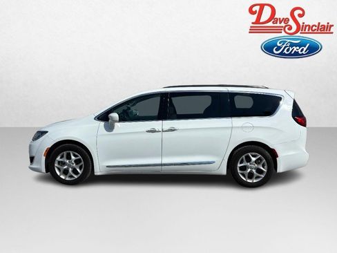 Used 2017 Chrysler Pacifica Touring-L w/ Tire & Wheel Group FWD image 10