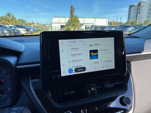 Used 2025 Toyota Corolla Cross LE image 21