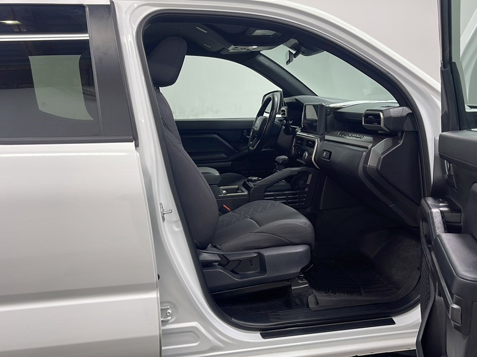 Used 2025 Toyota Tacoma SR5 AWD/4WD image 21