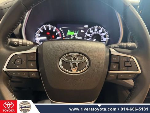 Used 2023 Toyota Highlander XLE AWD/4WD image 21
