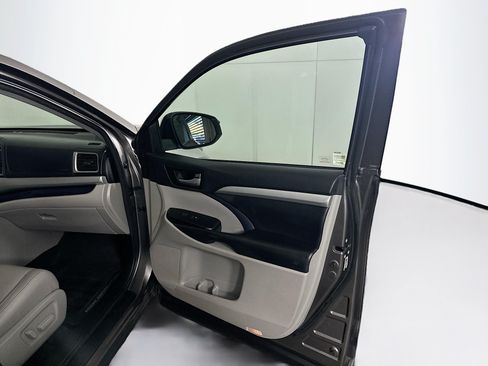 Used 2017 Toyota Highlander XLE AWD/4WD image 34