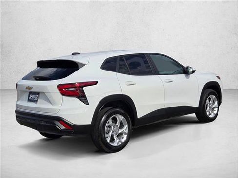 Used 2025 Chevrolet Trax LS w/ LS Convenience Package image 5