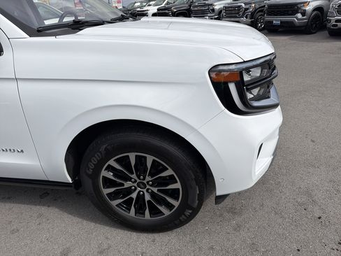 Used 2025 Ford Expedition Platinum AWD/4WD image 4