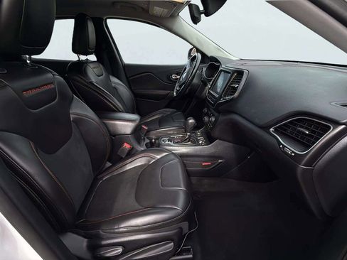 Used 2019 Jeep Cherokee Trailhawk image 13