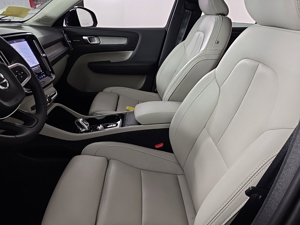 Certified 2025 Volvo XC40 B5 Ultra AWD/4WD image 17