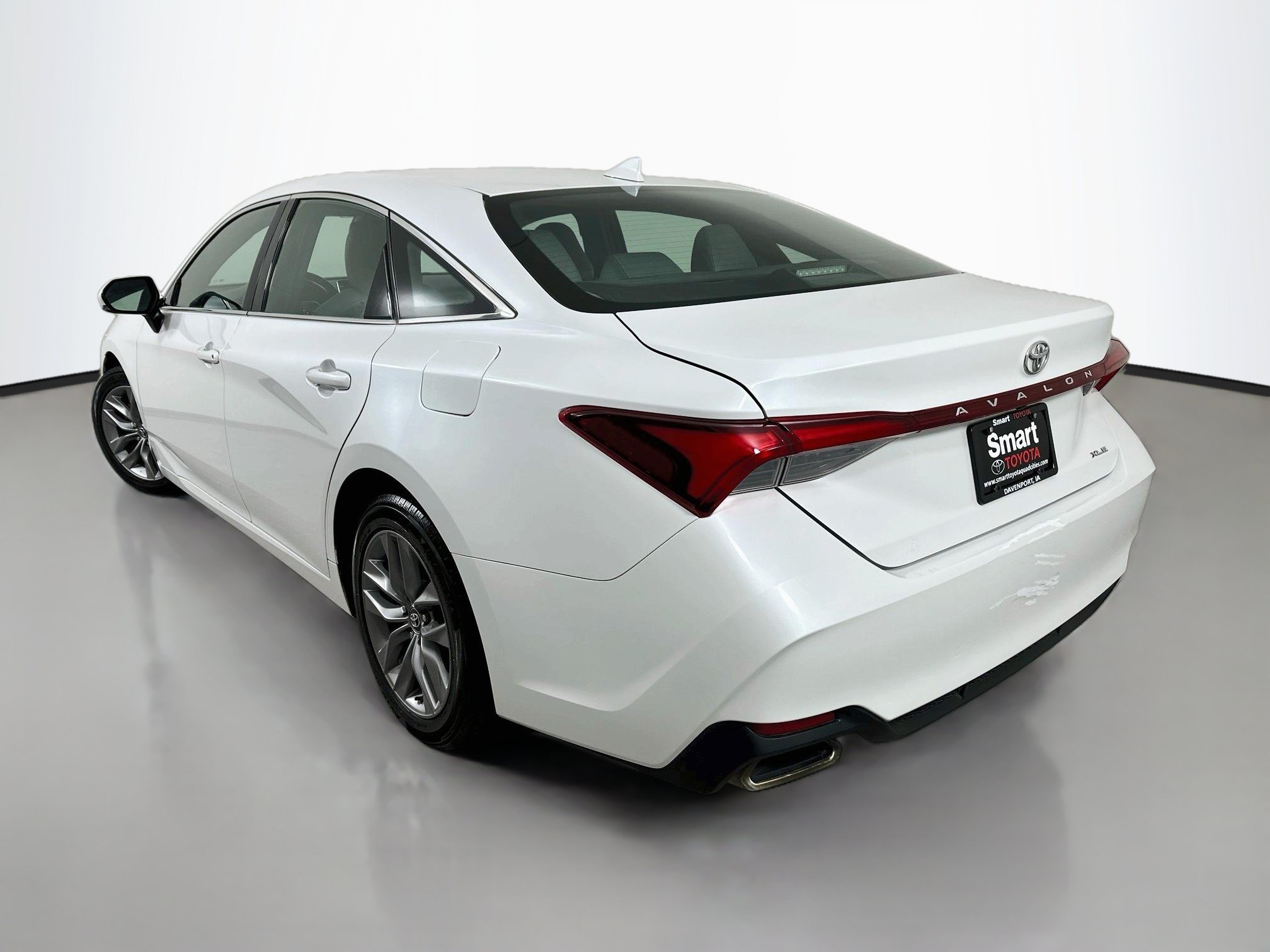 Used 2019 Toyota Avalon XLE w/ Moonroof Package FWD image 5