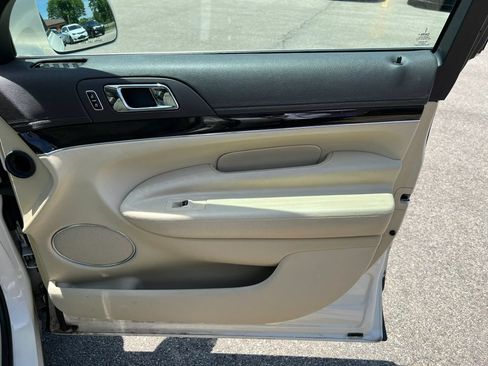 Used 2013 Lincoln MKT AWD image 26