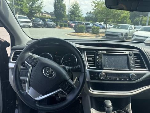 Used 2018 Toyota Highlander Limited FWD image 4