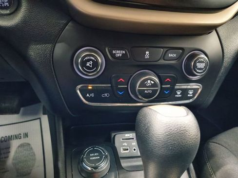 Used 2014 Jeep Cherokee Latitude w/ Comfort/Convenience Group AWD/4WD image 15