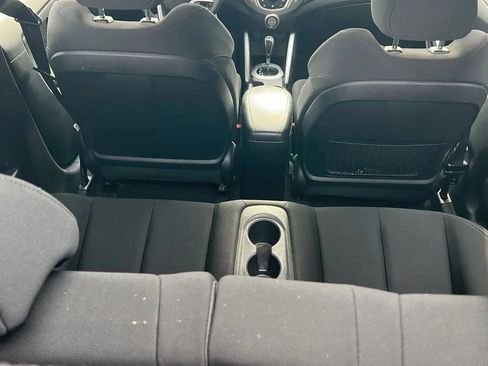 Used 2016 Hyundai Veloster image 8