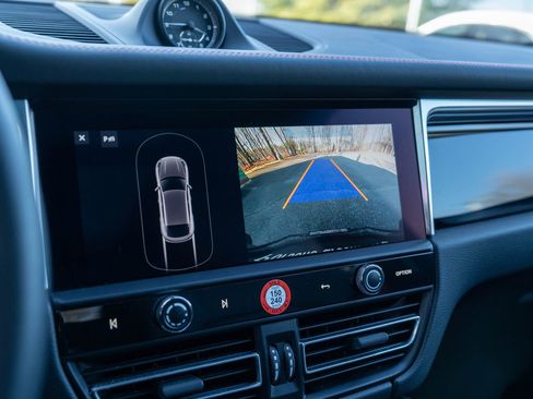 Certified 2022 Porsche Macan image 29