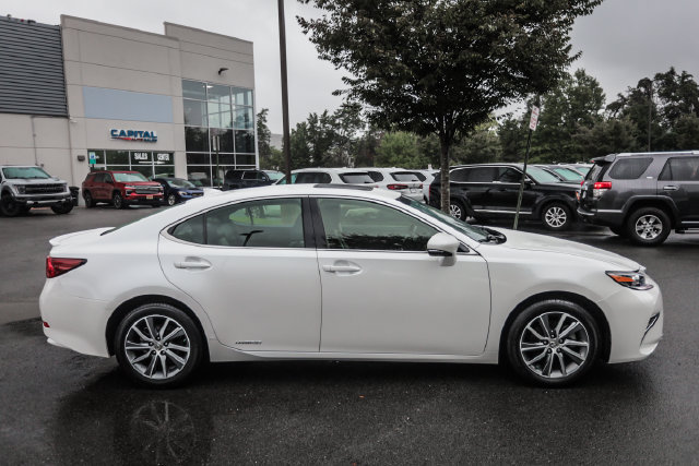 Used 2016 Lexus ES 300h w/ Luxury Package w/Wood Trim FWD image 12