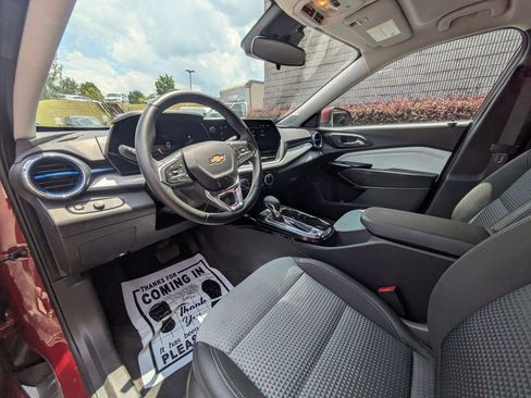 Used 2025 Chevrolet Trax LT w/ LT Convenience Package FWD image 15