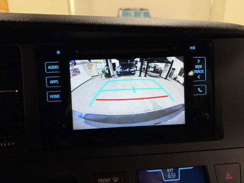 Used 2015 Toyota Sienna LE image 44