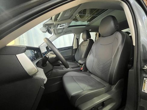 Certified 2025 Volkswagen Tiguan SE image 11