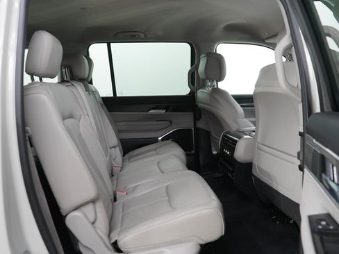 Used 2022 Jeep Wagoneer Series II AWD/4WD image 12