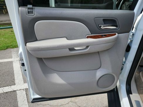 Used 2008 Chevrolet Suburban LT w/ LT Preferred Equipment Group RWD image 19
