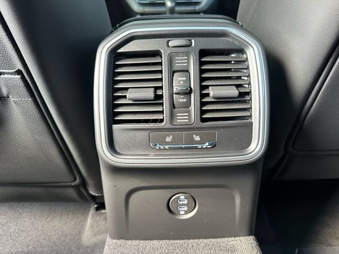 Used 2026 Porsche Macan AWD/4WD image 38