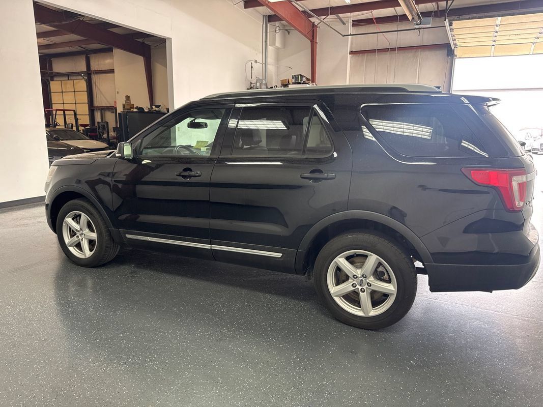 Used 2017 Ford Explorer XLT w/ Equipment Group 202A AWD/4WD image 7