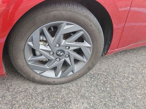 Used 2024 Hyundai Elantra SEL FWD image 2