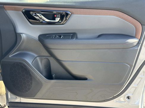 Used 2025 Subaru Forester Sport image 18