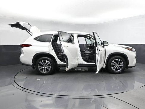 Used 2021 Toyota Highlander XLE AWD/4WD image 25