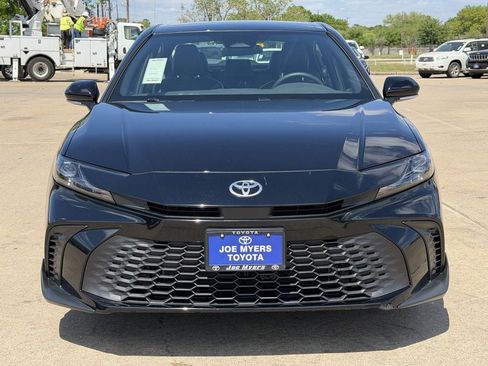 Used 2025 Toyota Camry SE FWD image 3