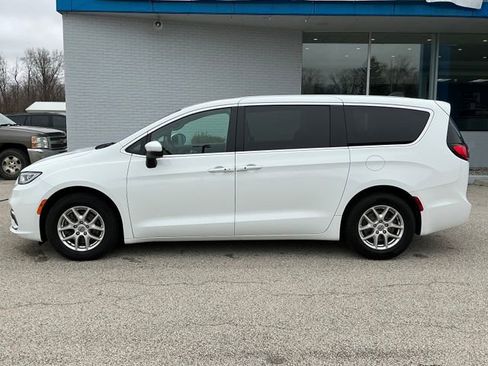 Used 2023 Chrysler Pacifica Touring FWD image 2