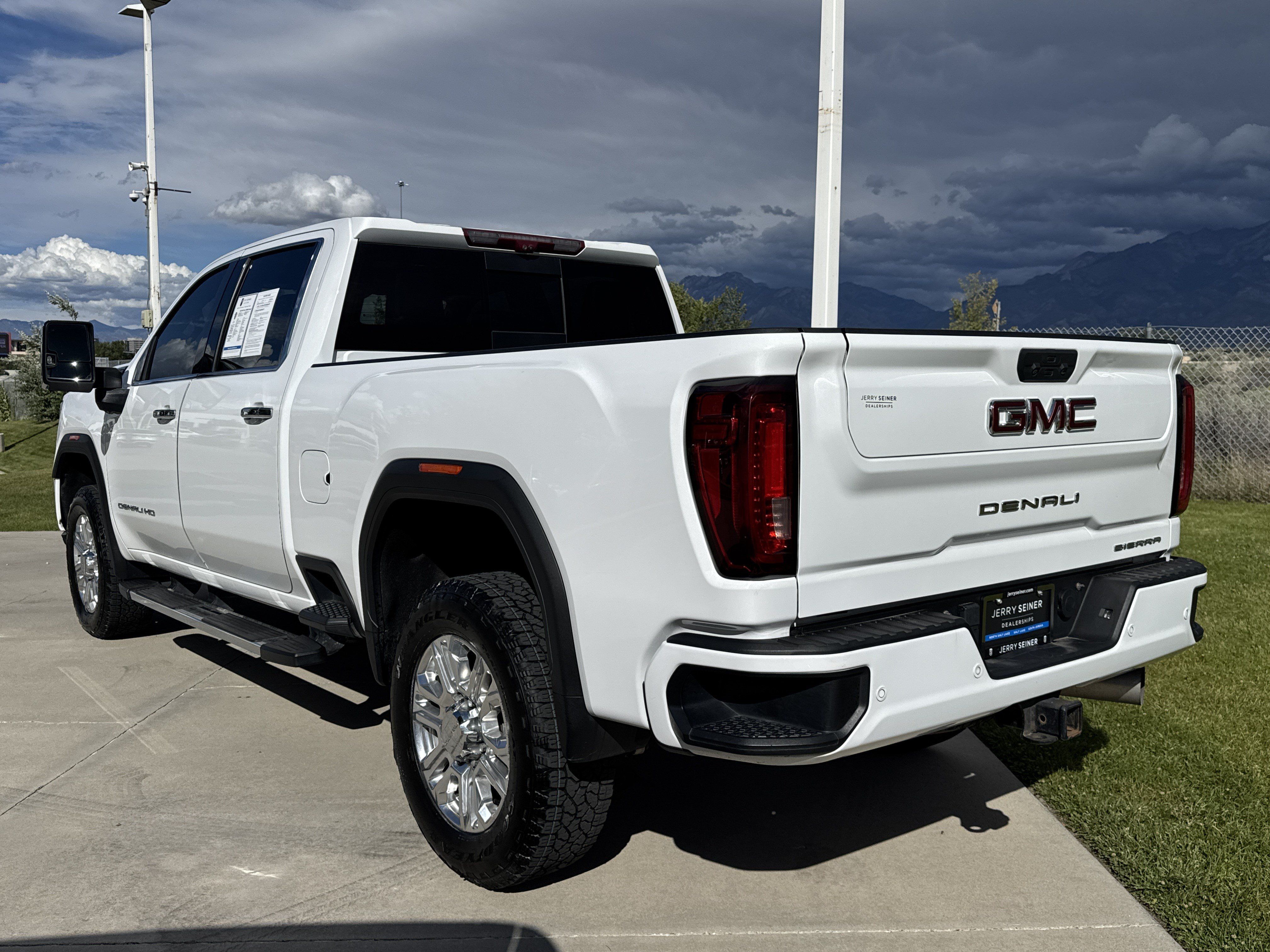 Used 2023 GMC Sierra 3500 Denali w/ Denali Ultimate Package AWD/4WD image 3