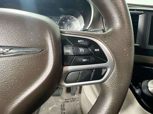 Used 2018 Chrysler Pacifica Touring Plus FWD image 17