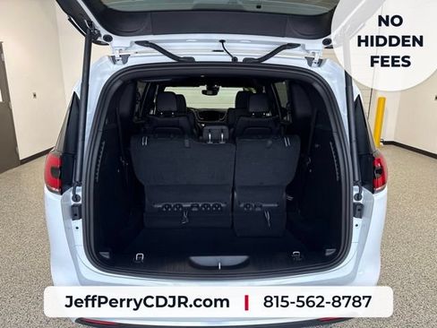 New 2027 Chrysler Pacifica Select FWD image 24