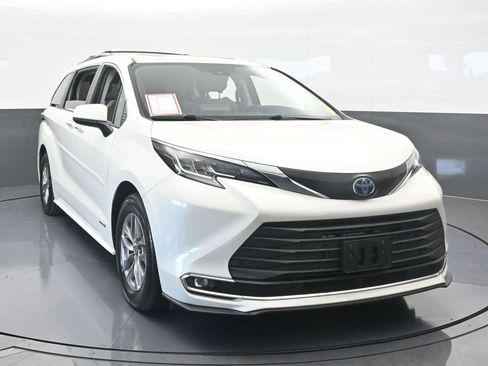 Used 2021 Toyota Sienna XLE image 9