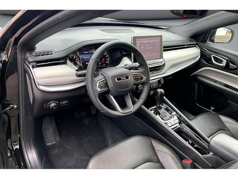 Used 2025 Jeep Compass Limited image 15