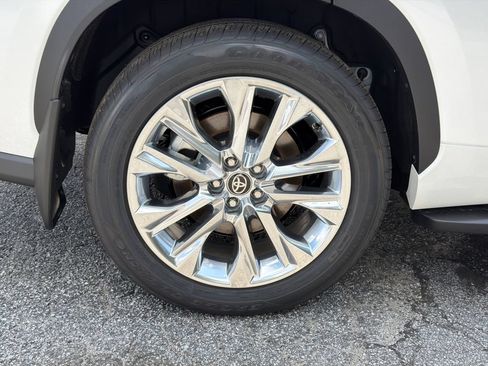 New 2026 Toyota Highlander AWD image 23