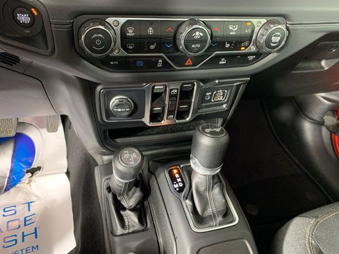 Used 2025 Jeep Wrangler Unlimited Sahara AWD/4WD image 25