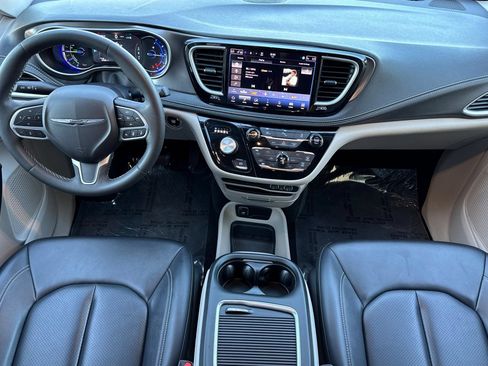 Used 2024 Chrysler Pacifica Limited FWD image 5
