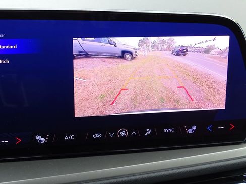 Used 2025 Chevrolet Traverse LT image 35